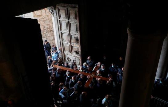 Un viacrucis concurrido conmueve a una Jerusalén apagada por la pandemia Un viacrucis concurrido conmueve a una Jerusalén apagada por la pandemia