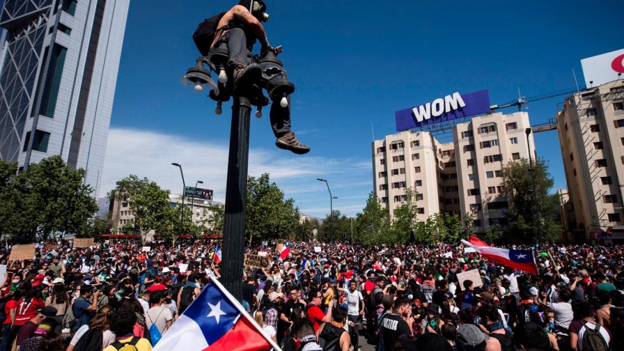 Caos y saqueos empañan las reivindicaciones sociales en Valparaíso, Chile Caos y saqueos empañan las reivindicaciones sociales en Valparaíso, Chile
