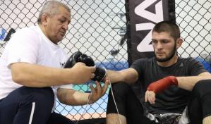 Muere el padre del campeón de UFC, Khabib, por coronavirus