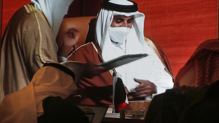 Emir de Qatar llega a cumbre árabe para poner fin a crisis