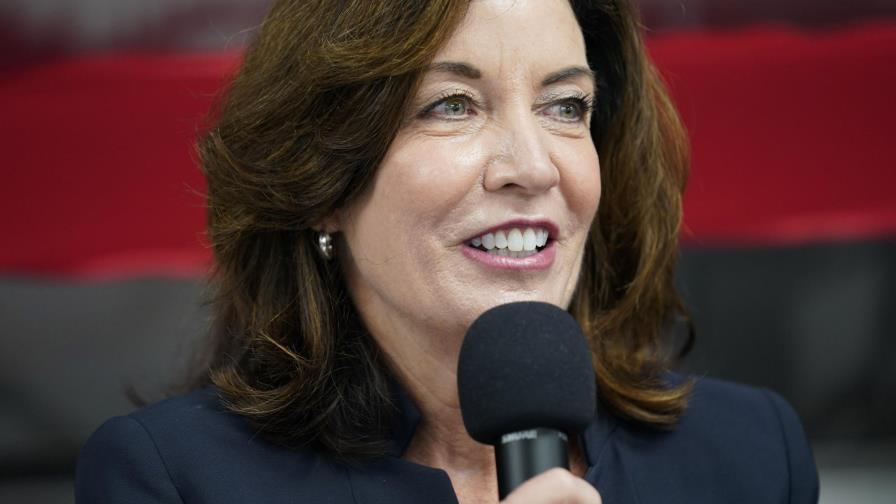 Hochul, primera mujer que gobierna NY tras salida de Cuomo