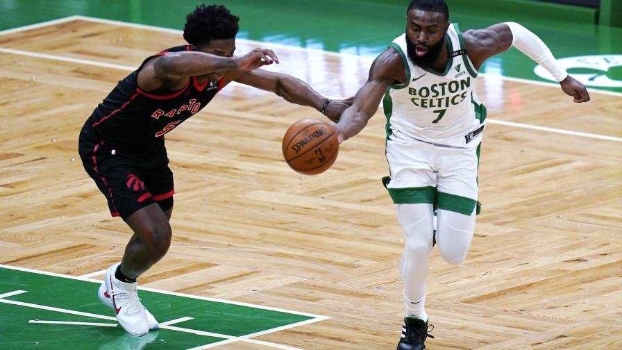 Tatum anota 27 puntos; Celtics se aprovechan de Raptors