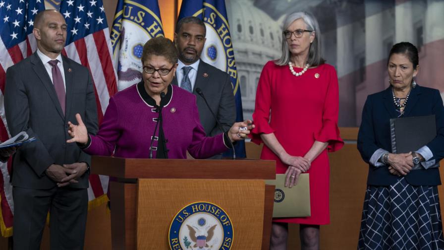 Influyente legisladora negra apoya a Biden Influyente legisladora negra apoya a Biden