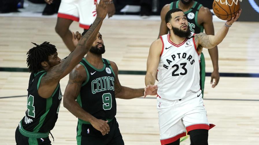 Jugadores de NBA reciben a sus invitados en la burbuja