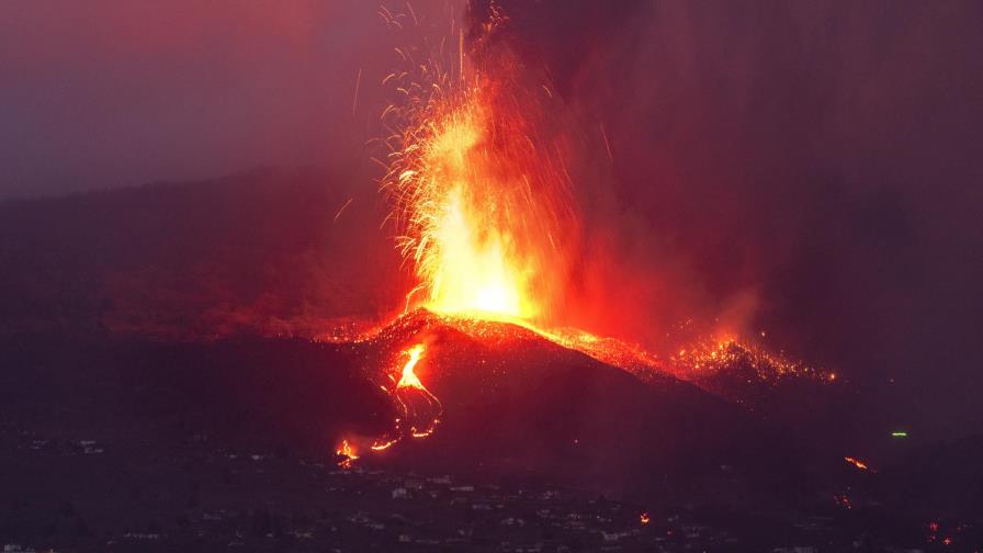 Una vida en mi furgoneta: isleños huyen de volcán español Una vida en mi furgoneta: isleños huyen de volcán español