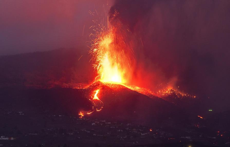 Muro de lava avanza hacia pueblo español en Las Canarias