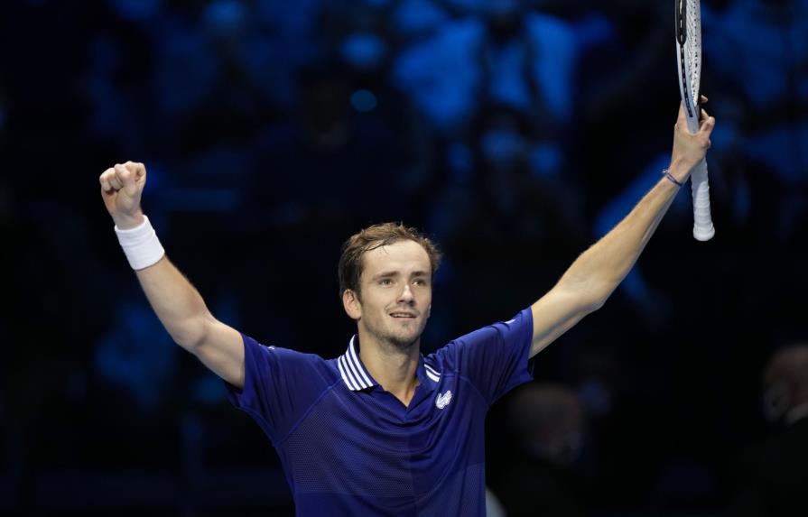 Medvedev derrota Zverev y roza semis de Copa Masters