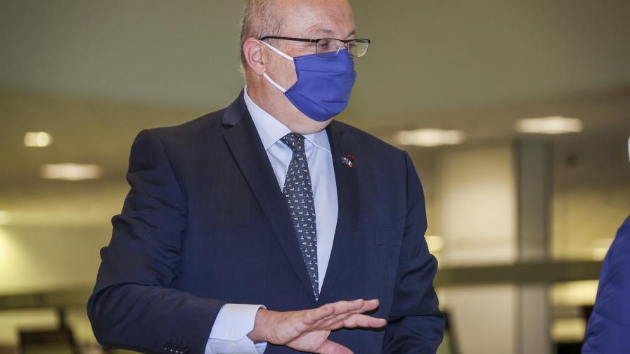 Francia censura duplicidad en acuerdo de submarinos