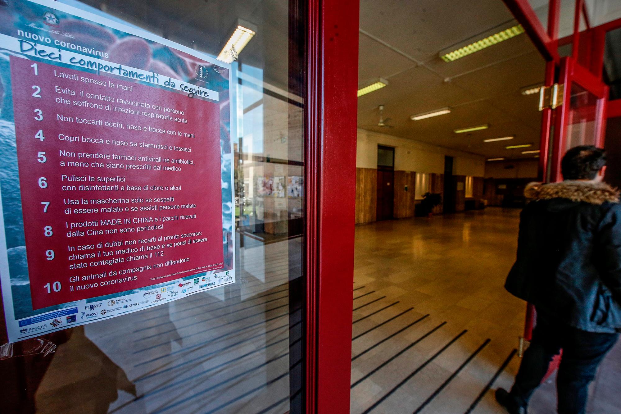 Una vista de la entrada al campus casi desierto de la Universidad La Sapienza en Roma, Italia, 05 de marzo de 2020. Todas las escuelas e instituciones de aprendizaje en toda Italia han estado cerradas hasta el 15 de marzo de 2020 en un intento por detener la propagación del coronavirus SARS-CoV-2 que causa la enfermedad COVID-19. Hasta ahora, ha habido al menos 2.700 casos confirmados y 107 muertes por la enfermedad en el país mediterráneo. (Italia, Roma) 