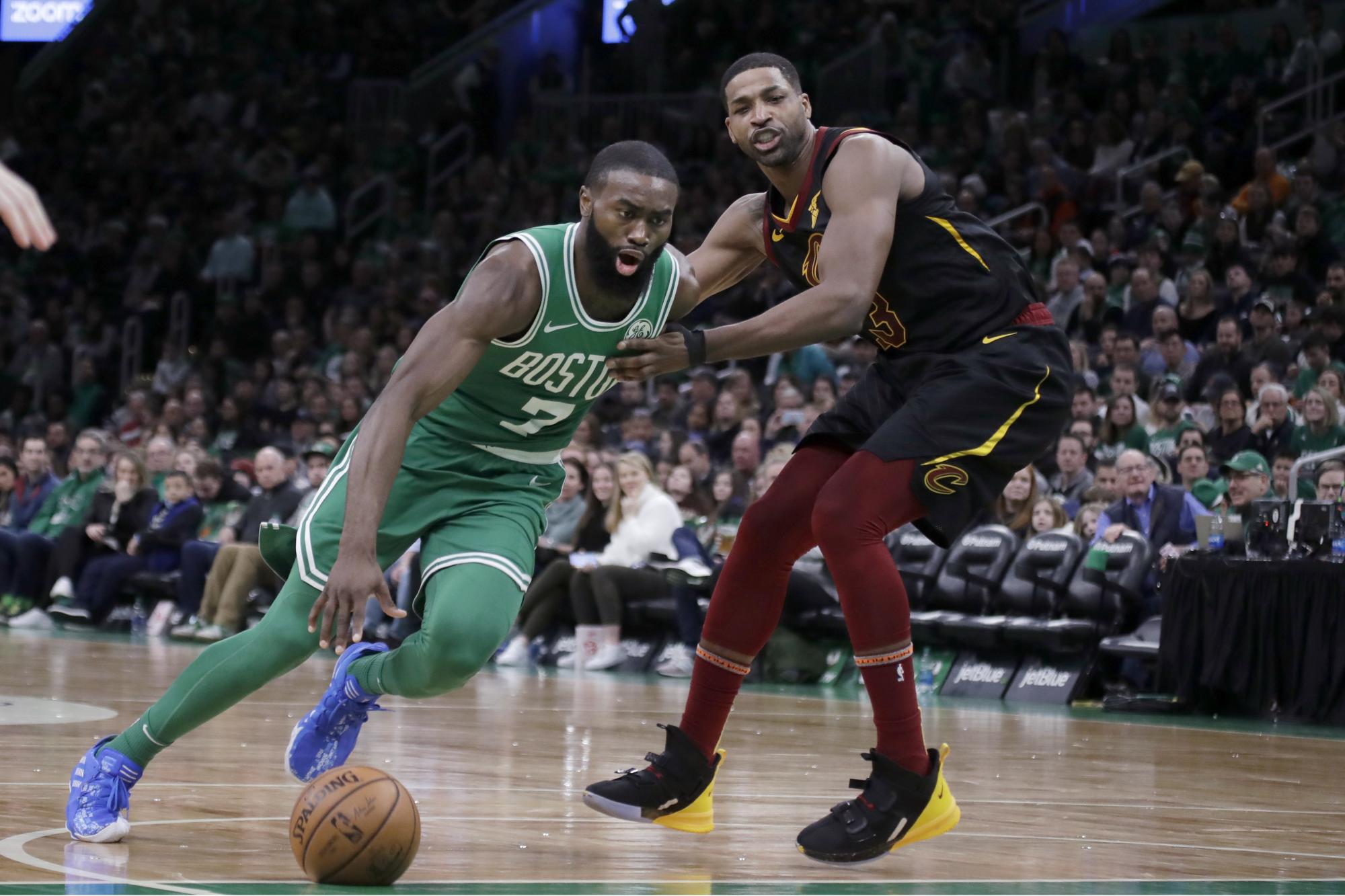 Brown anota 34 puntos y Celtics vencen 129-117 a Cavaliers