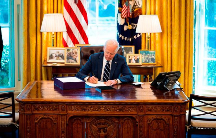 Biden firma el tercer rescate fiscal en Estados Unidos contra la pandemia