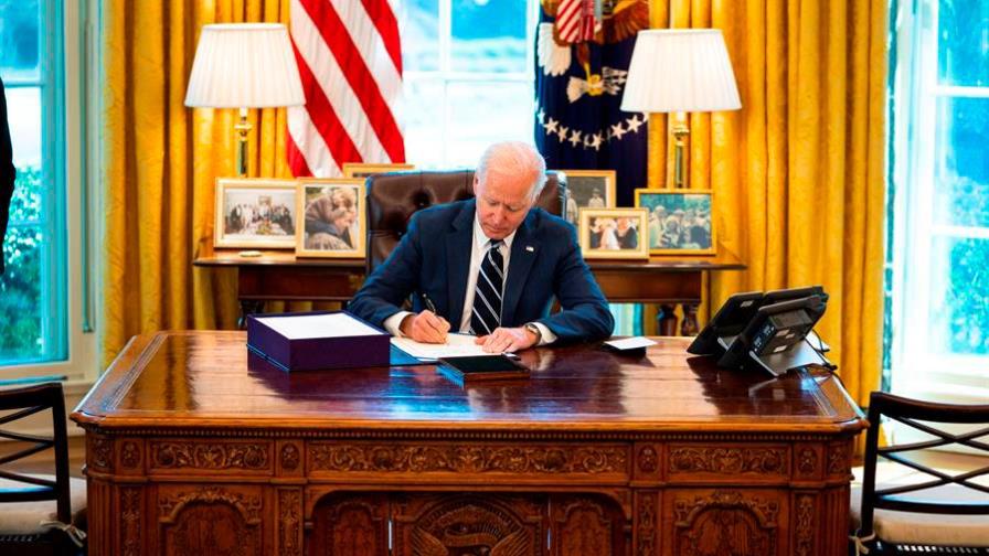 Biden firma el tercer rescate fiscal en Estados Unidos contra la pandemia