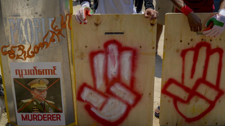 Myanmar: Manifestantes implementan tácticas contra policías