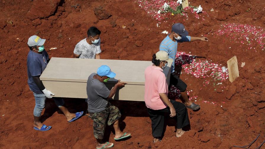 Indonesia supera rápidamente 100.000 muertes por COVID-19
