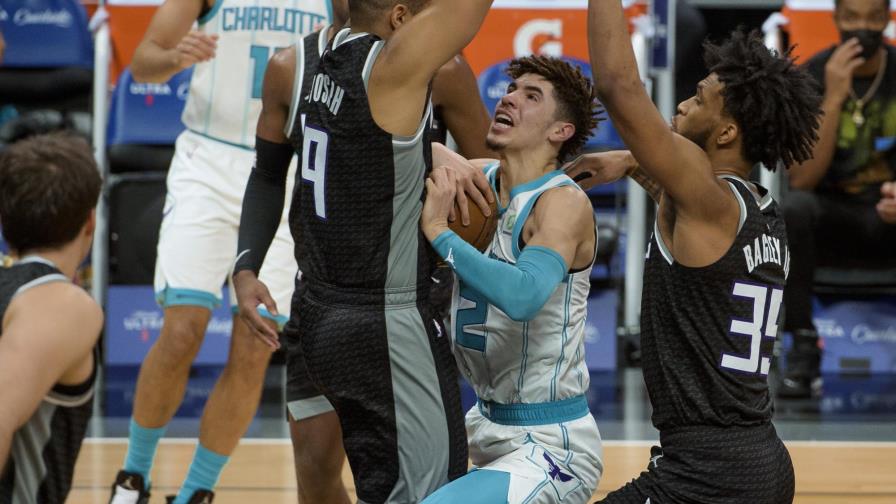 Los Hornets vencen a los Kings con jugada ganadora de Monk