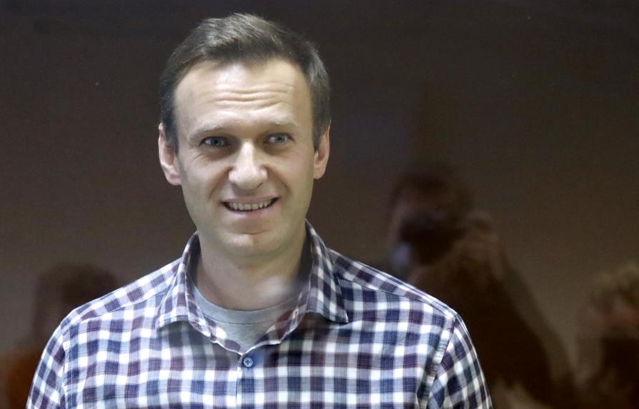 Navalny sufre de dos hernias discales, dice su abogado