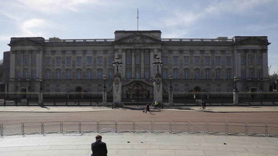 Primer ministro británico ordena cerrar tiendas por COVID-19 Primer ministro británico ordena cerrar tiendas por COVID-19