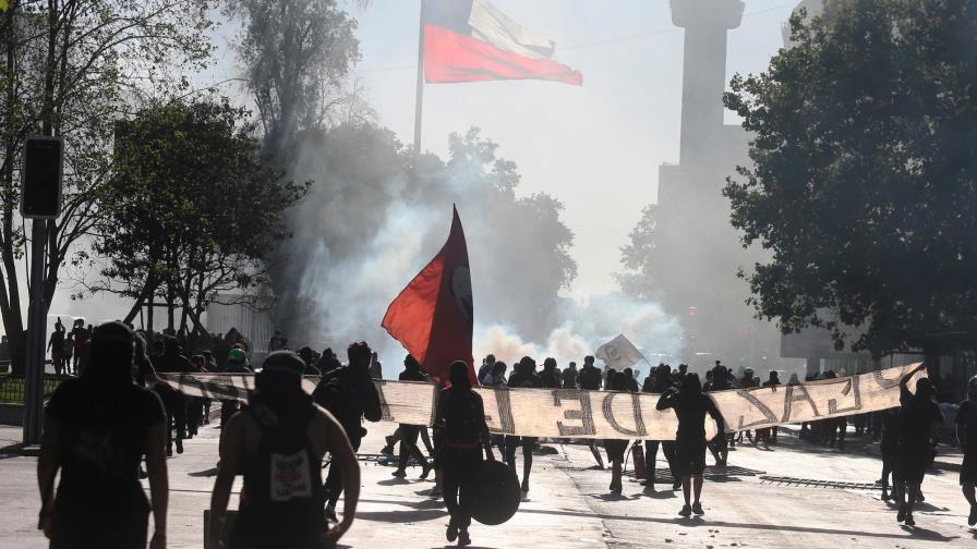 Protestas contra el Gobierno de Piñera se toman el centro de Santiago Protestas contra el Gobierno de Piñera se toman el centro de Santiago