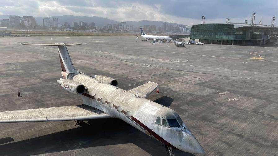 Guatemala cierra aeropuerto por caída de ceniza de volcán