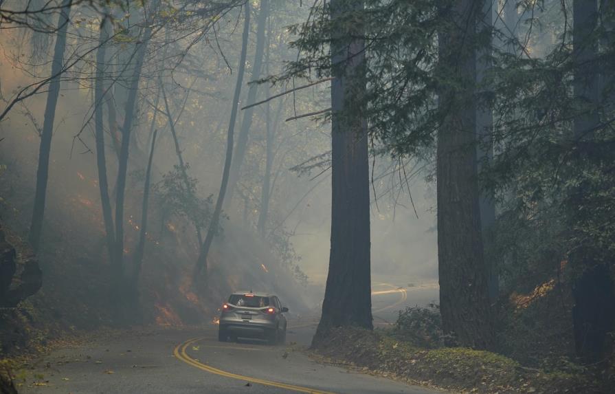 California: clima, refuerzos ayudan a combatir incendios
