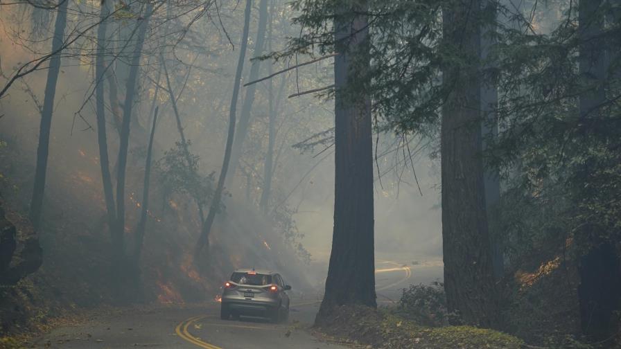 California: clima, refuerzos ayudan a combatir incendios