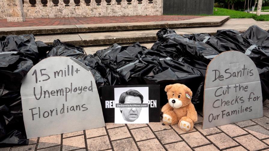 Llevan simbólicos cadáveres del COVID-19 a protesta por desempleo en EEUU