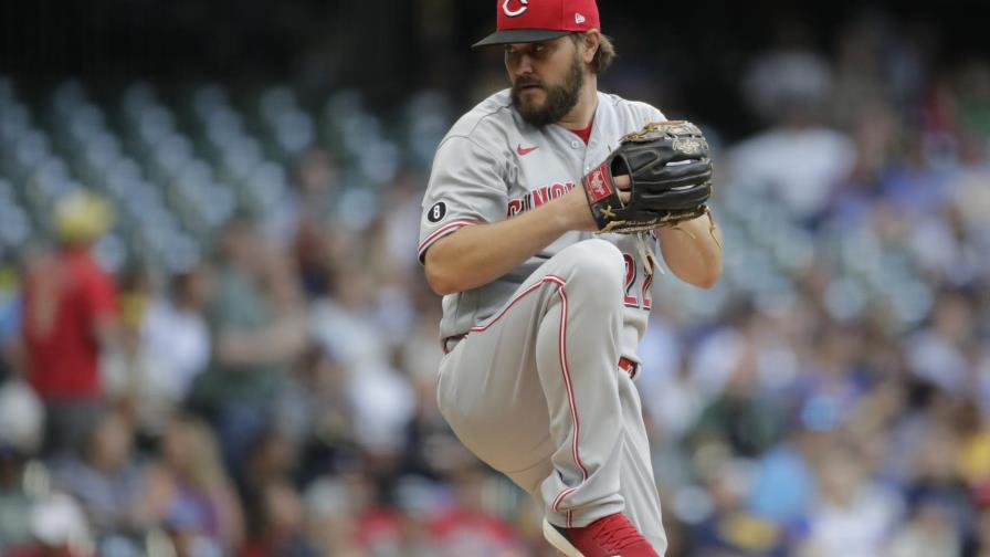 Miley lanza, batea y remolca; Rojos ganan 2-0 a Cerveceros