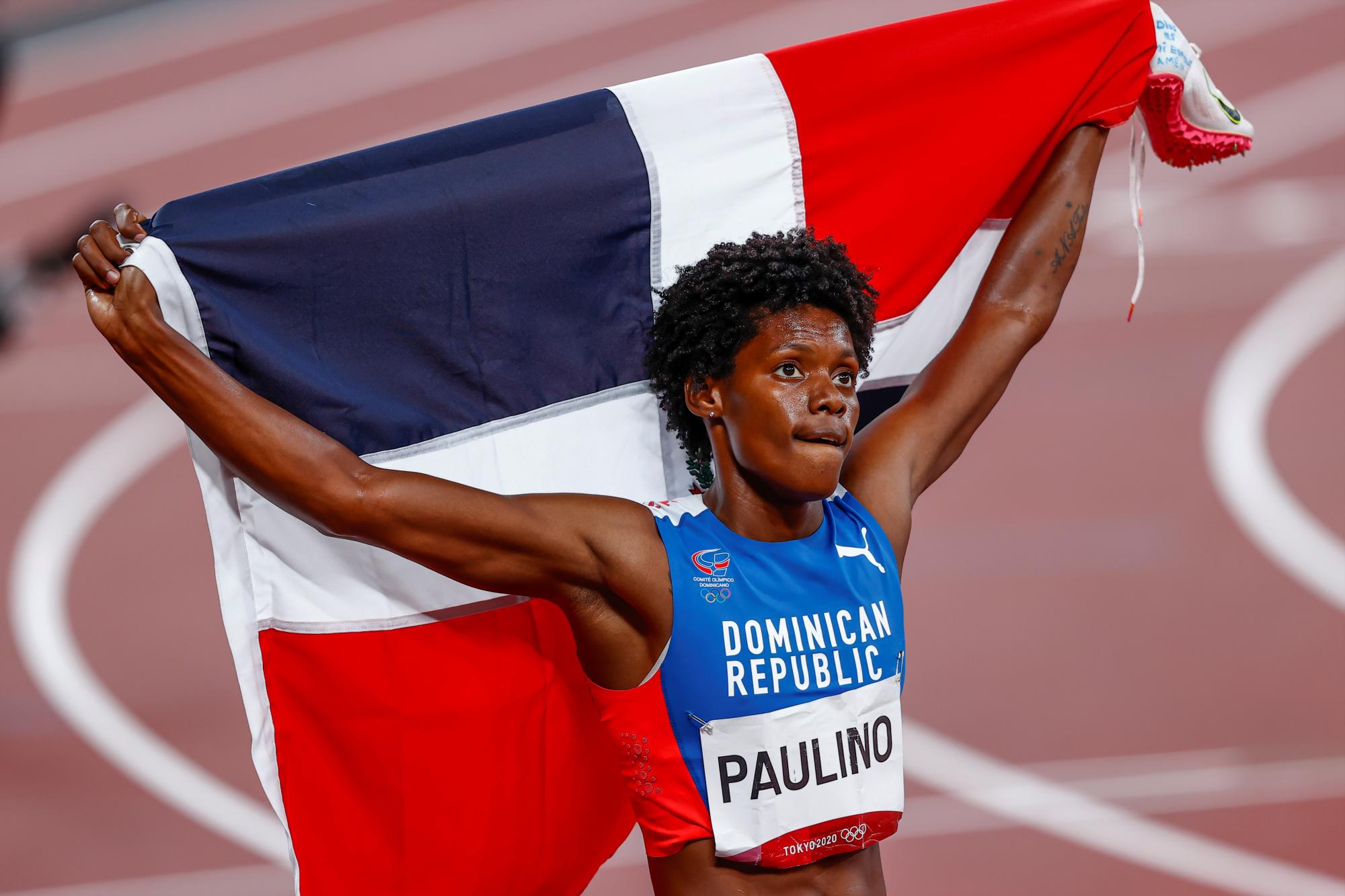 La dominicana Marileidy Paulino celebra tras conseguir la medalla de plata en la prueba de 400m femenino en los Juegos Olímpicos de Tokio 2020 este viernes en el estadio olímpico en Tokio (Japón). (EFE/Juan Ignacio Roncoroni)