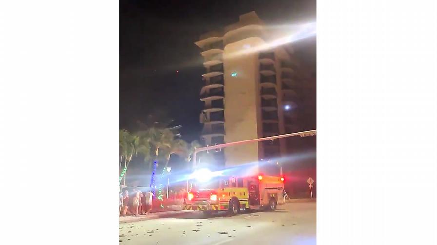 Bomberos acuden al derrumbe parcial de un edificio en Miami Bomberos acuden al derrumbe parcial de un edificio en Miami