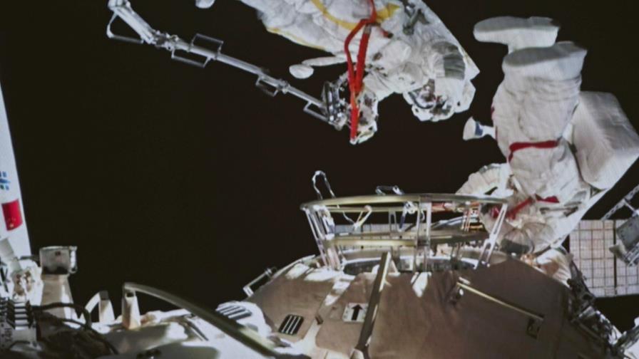 Por primera vez, una mujer china hace una caminata espacial