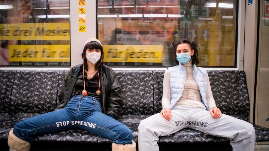 Las activistas berlinesas se rebelan contra el “despatarre” masculino Las activistas berlinesas se rebelan contra el “despatarre” masculino
