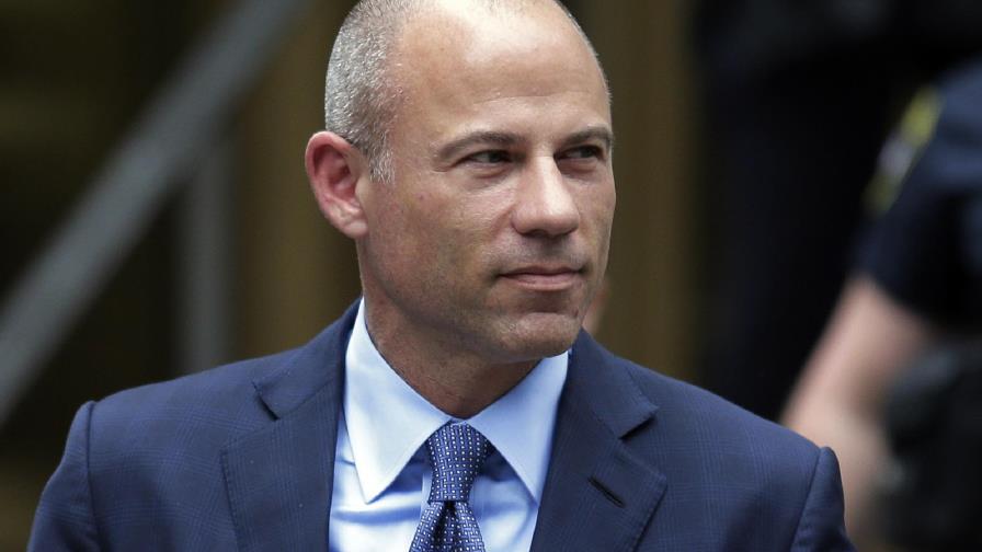 Abogado: Confinamiento de Avenatti no le permite prepararse