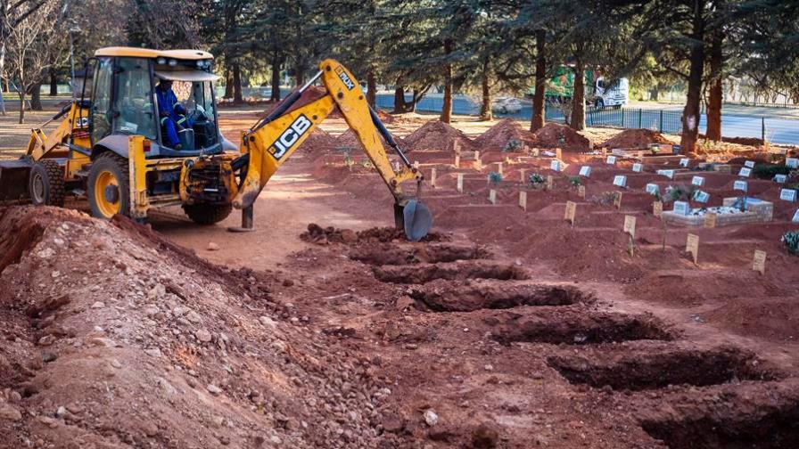 Registro de 17.000 muertes más pone en duda las cifras de COVID en Sudáfrica