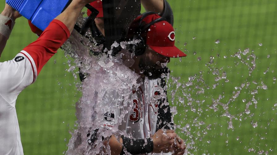 Jese Winker conecta tres jonrones; Rojos doblegan a Cerveceros