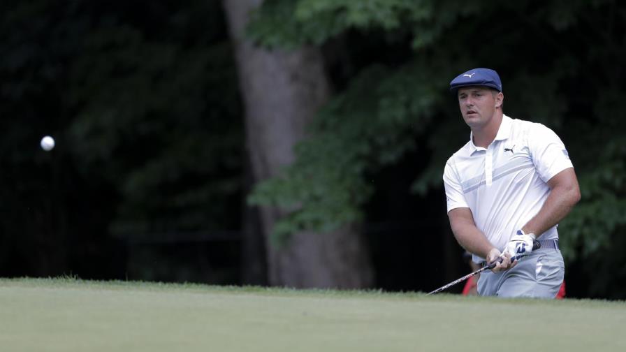 Más golfistas dejan Travelers por COVID; Mickelson es líder