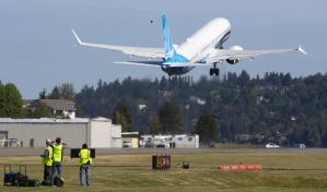 Nueva versión del 737 Max de Boeing hace primer vuelo de prueba