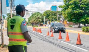 Digesett monta dispositivo para facilitar acceso de vehículos a la Funeraria Blandino