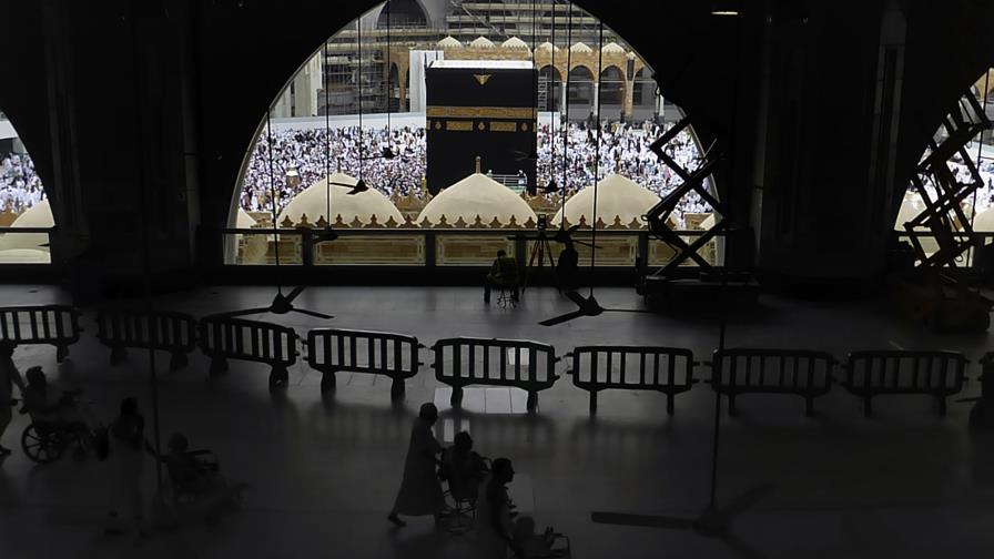 Arabia Saudí suspende visitas a La Meca y Medina por virus