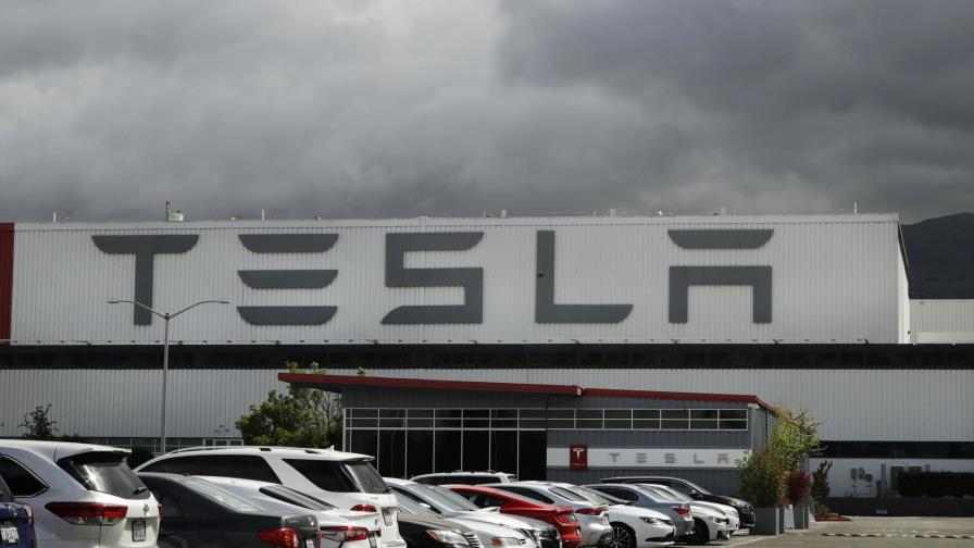 Obreros: Tesla amenaza con despidos si no vuelves al trabajo