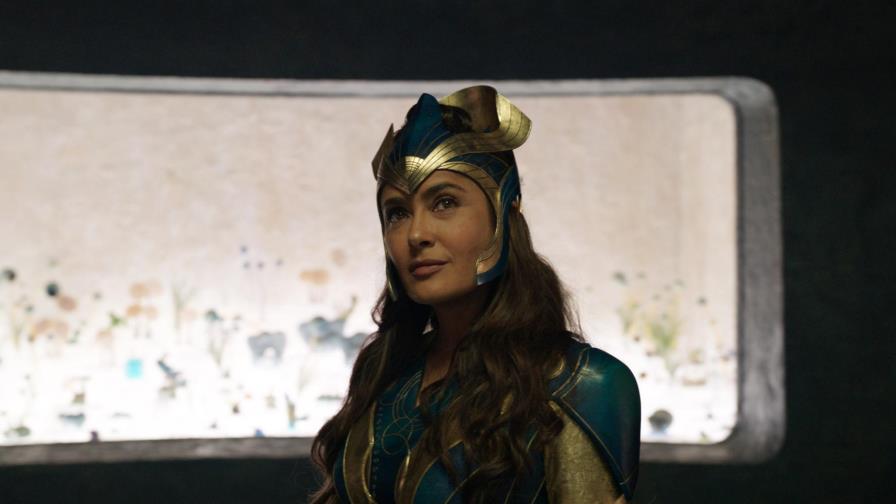 Salma Hayek se sintió como la mamá en el set de Eternals