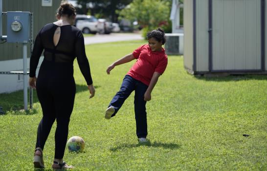 ¡Esa es mi hija!, dice mujer al ver niña migrante en la TV ¡Esa es mi hija!, dice mujer al ver niña migrante en la TV