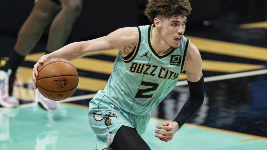 LaMelo Ball gana el premio al Novato del Año