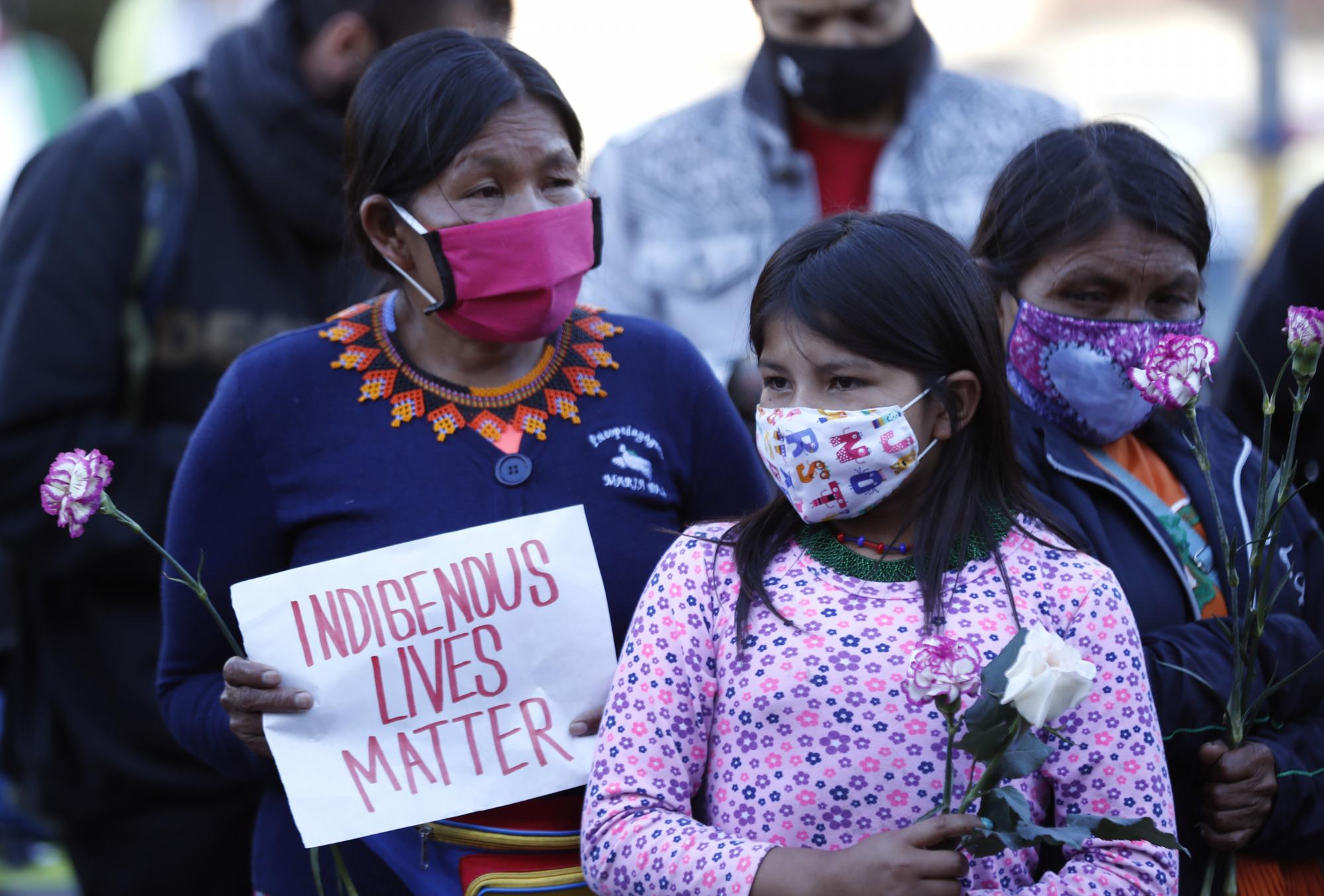 Una niña indígena y su abuela participan de la protesta portando un cartel EFE/ Mauricio Dueñas Castañeda