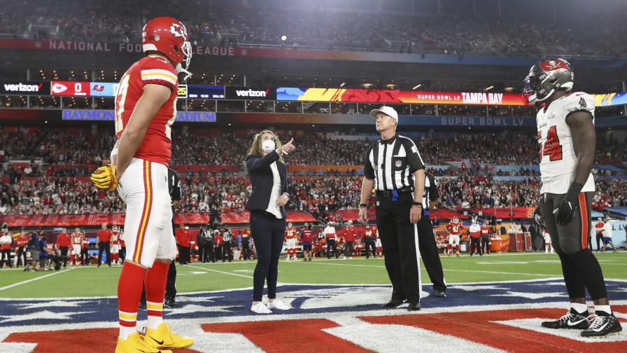 Amanda Gorman hace historia llevando poesía al Super Bowl