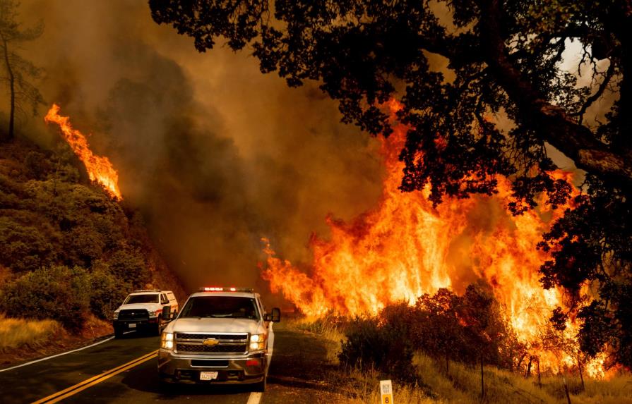 Clima ayuda en combate de incendios en norte de California