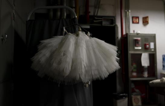 Cerrado por coronavirus, Teatro Colón confecciona tapabocas