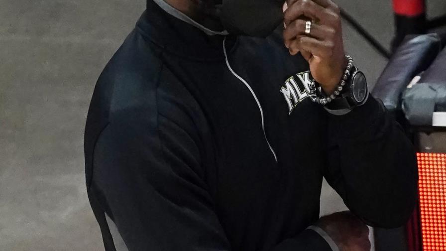 Hawks despiden al entrenador Lloyd Pierce tras mal inicio