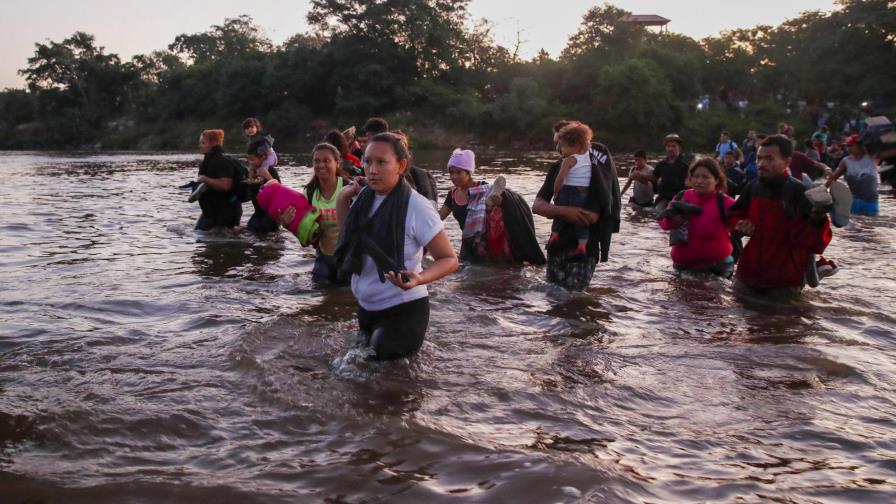 Migrantes cruzan a México y se detienen antes de retén
