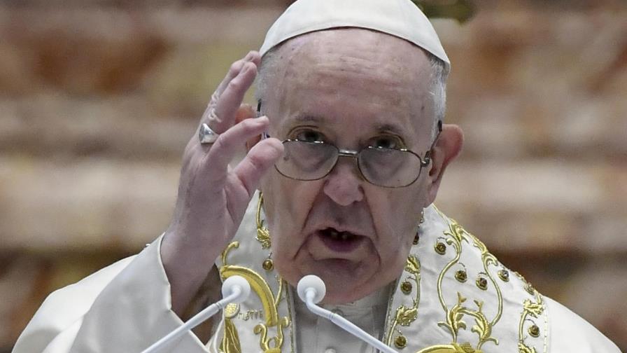 El papa lamenta continúen las guerras y llama a superar retrasos de las vacunas contra el COVID 