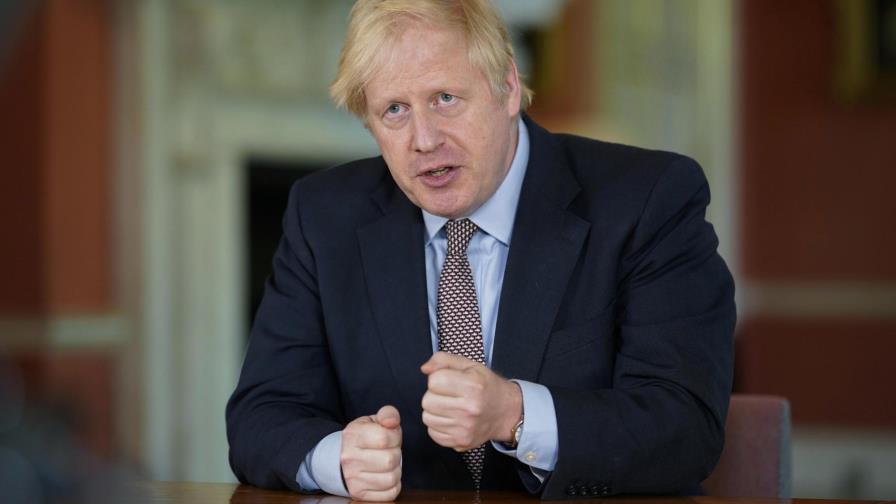 Piden renuncia de asesor de Johnson por violar cuarentena